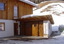 Sektionaltor Holzstruktur Seitentür