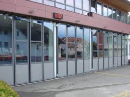 Falttore mit austragenden Bändern