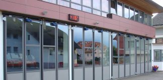 Falttore mit austragenden Bändern