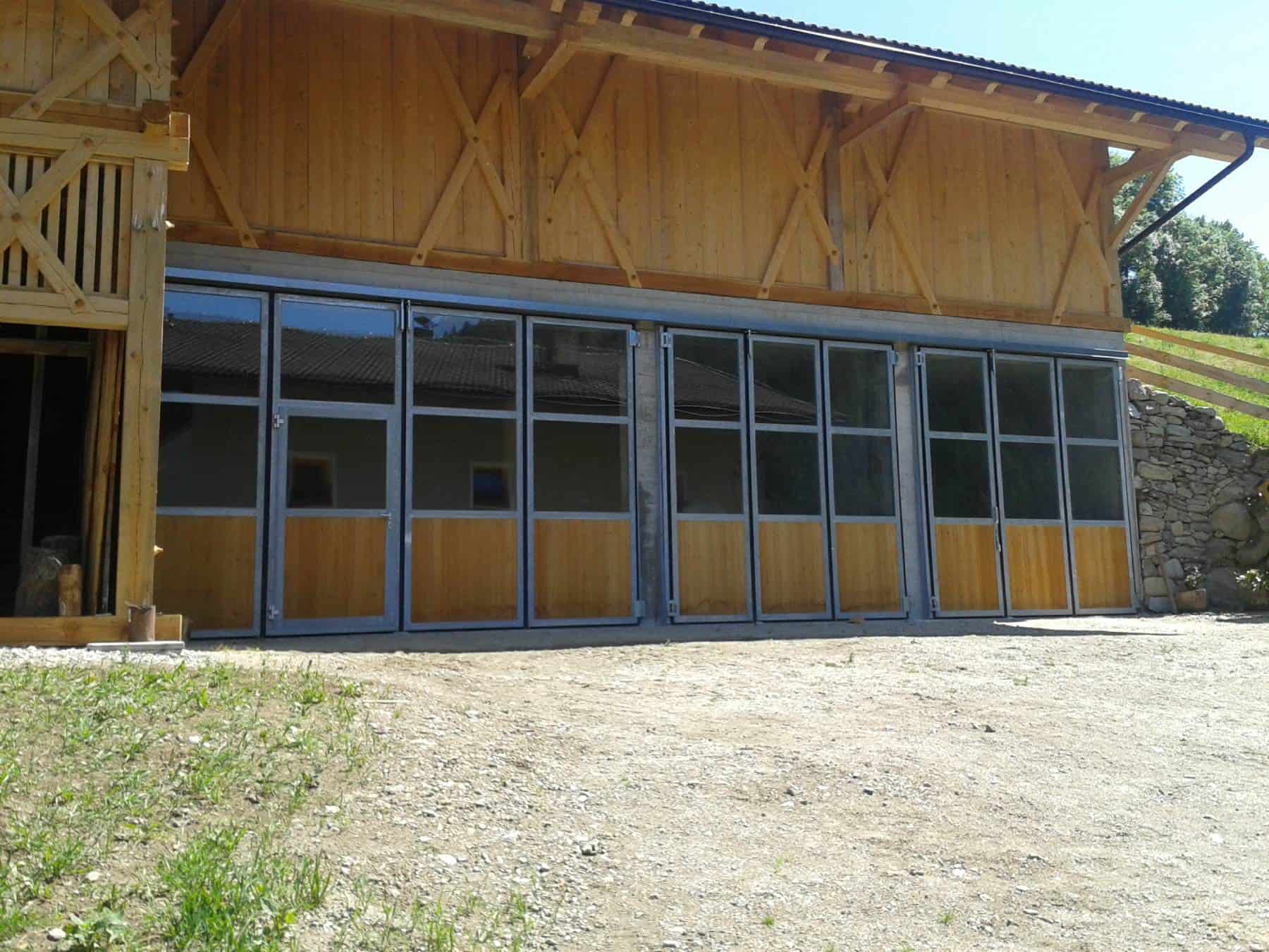 Falttore mit Holzfüllung und Fenstersektionen Pustertal